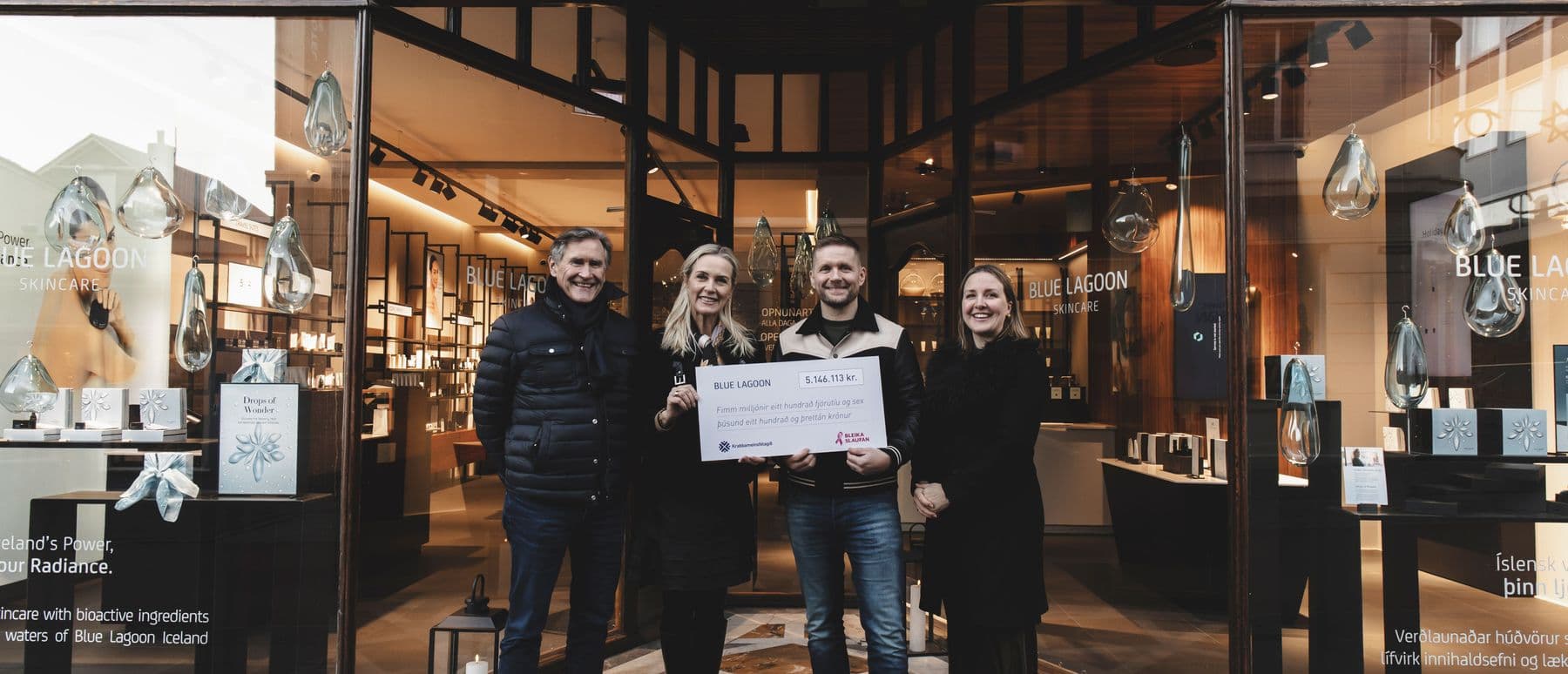 Mynd af Grími Sæmundsen, forstjóra Bláa Lónsins, Hólmfríði Einarsdóttur, framkvæmdastjóra Blue Lagoon Skincare, Hrefnu Stefánsdóttur, sérfræðingi hjá Krabbameinsfélaginu og Árna Reyni Alfredssyni, forstöðumanni fjáröflunar- og markaðsmála hjá Krabbameinsfélaginu. 
