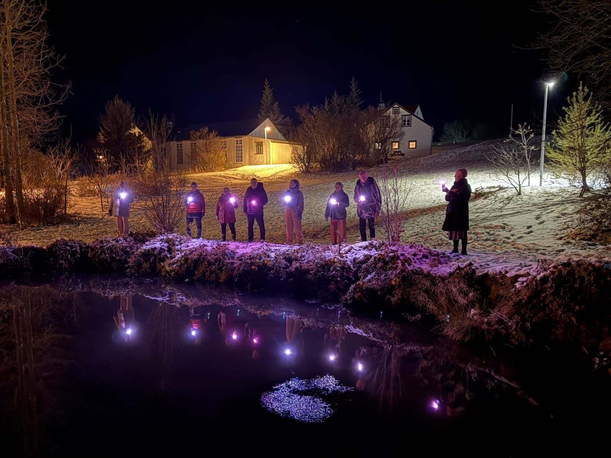 Kyrrðarstund í bleikri rökkurgöngu.