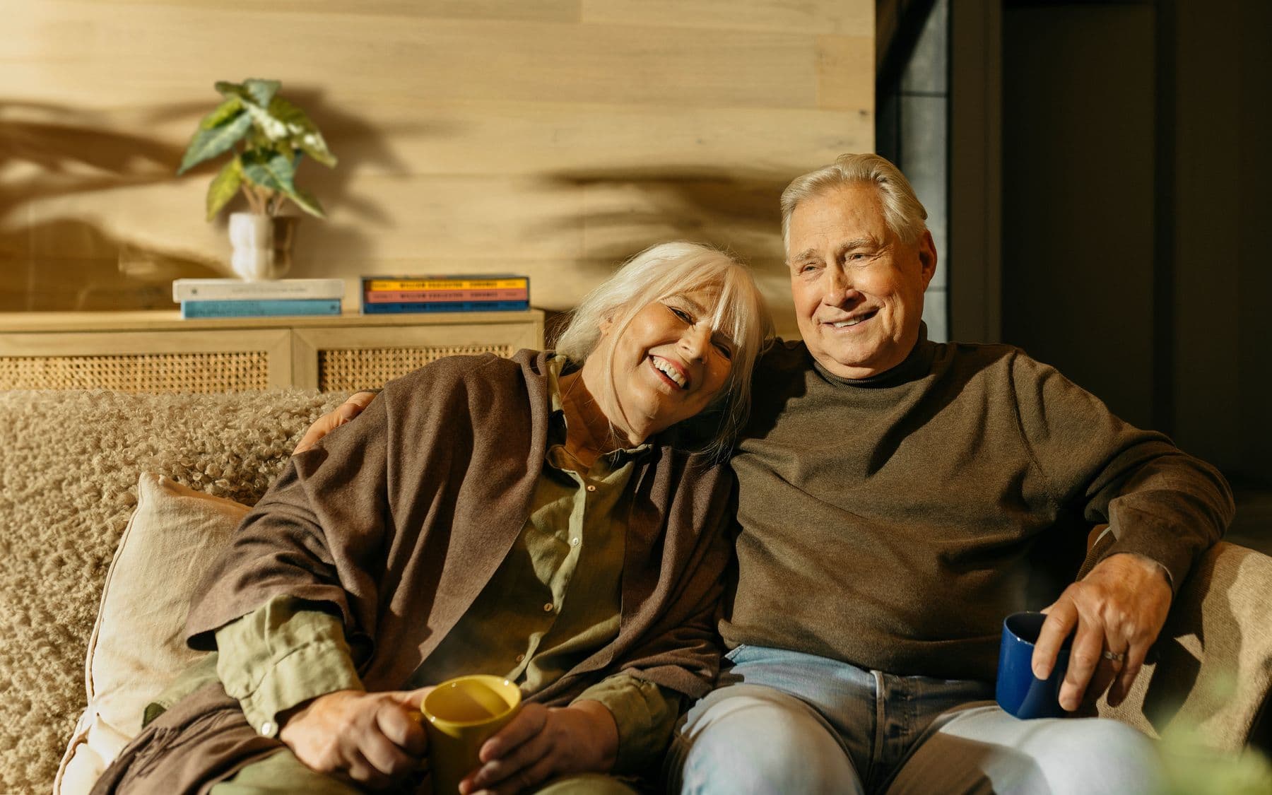 Eldri hjón að styðja hvert annað