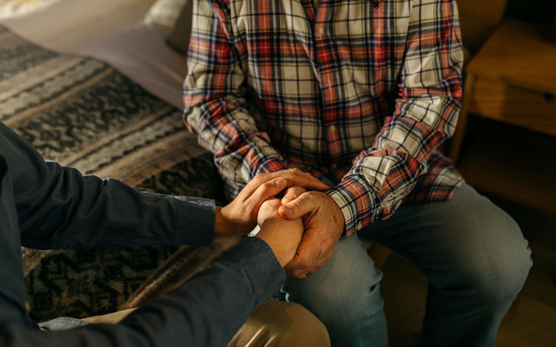 Tvær manneskjur haldast í hendur