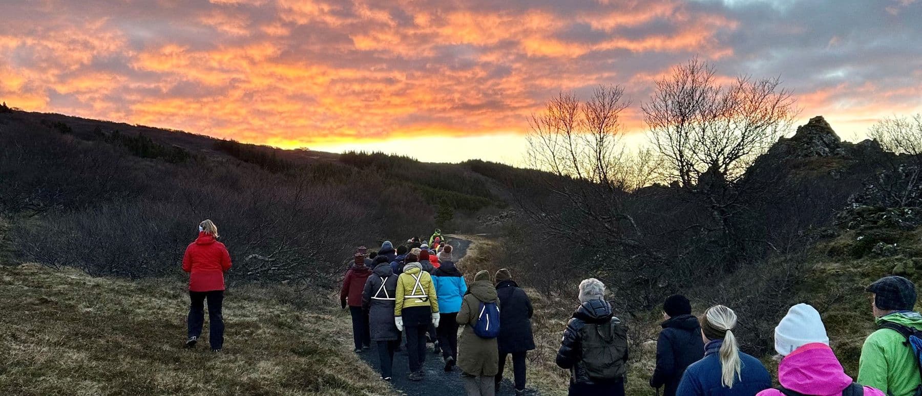 Fólk á göngu í náttúrunni.