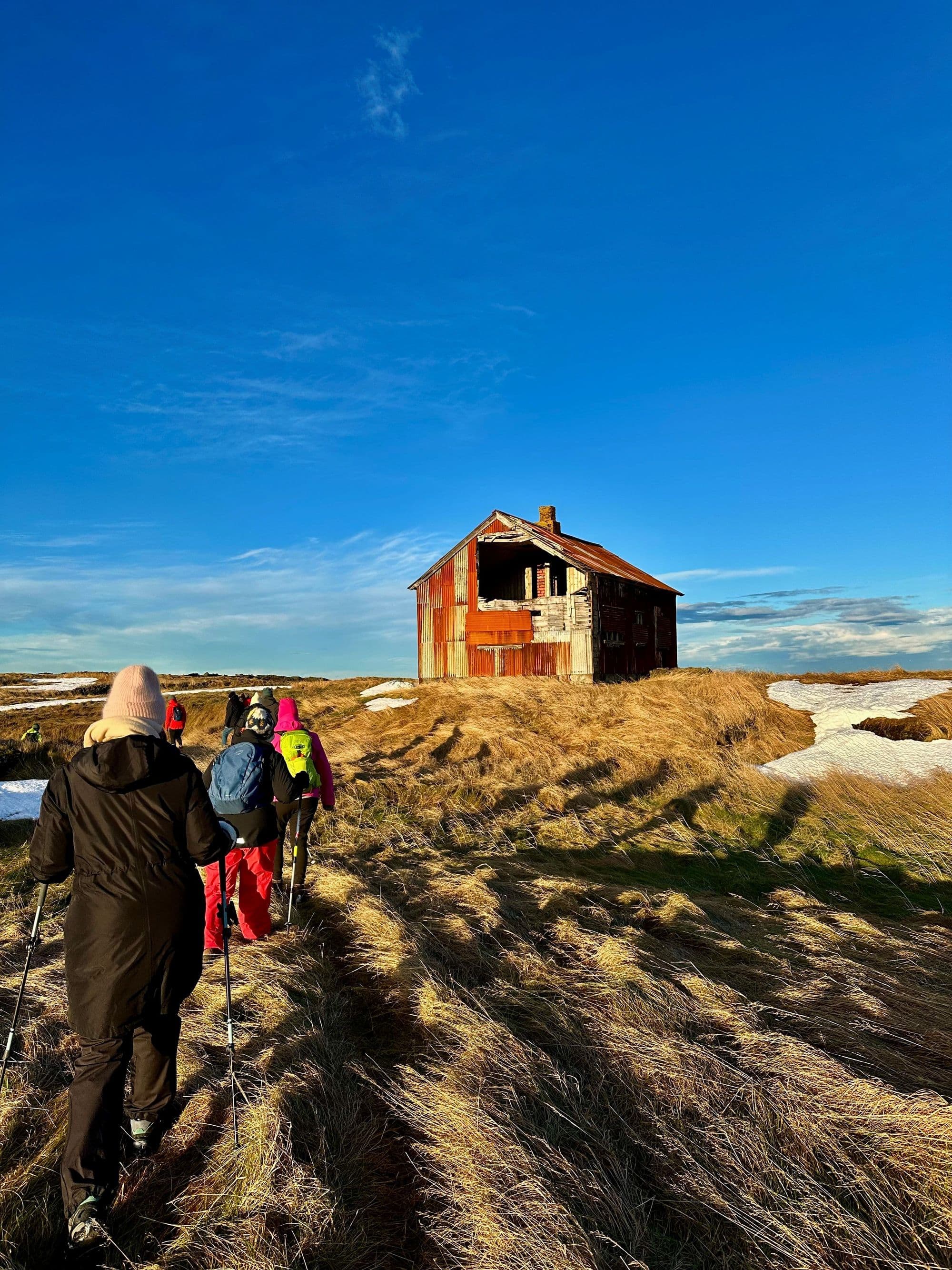 Eyðibýli og fólk á göngu