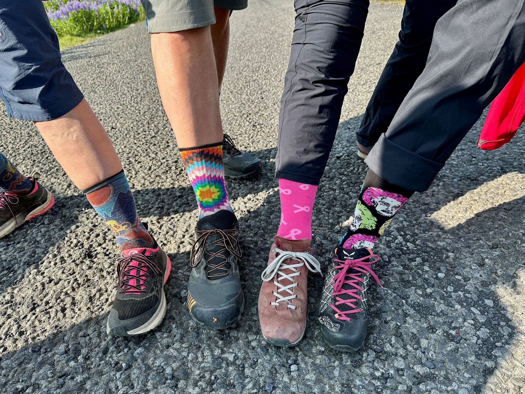 Sokkar á fótum í gönguskóm.