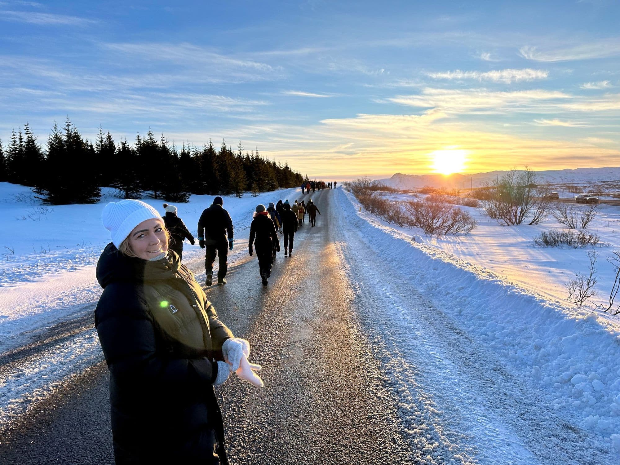 Fólk á göngu í náttúrunni.