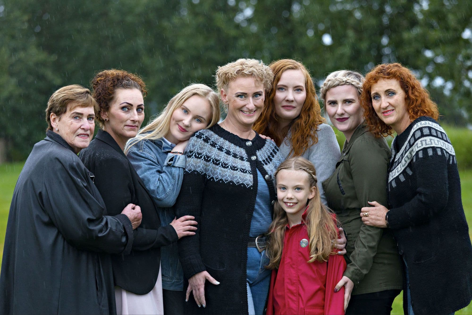 Frá vinstri: Ingibjörg mamma Helgu, Todda, yngsta systir hennar, Birta Júlía 18 ára dóttir, Helga, Guðrún Ósk, elsta dóttir Helgu, Hafdís miðstelpan og Hulda elsta systir Helgu. Barnabarnið Ylfa er fyrir framan hópinn.