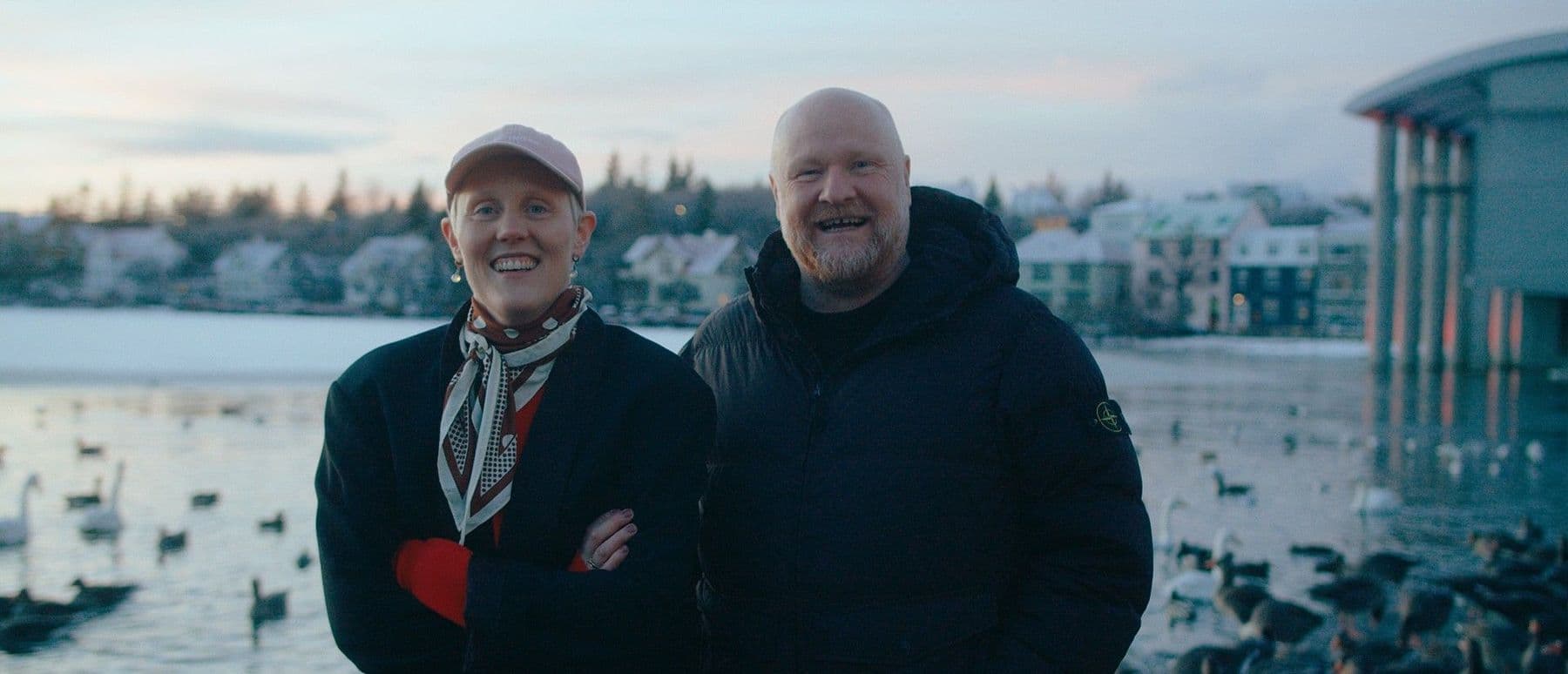 Thelma Björk og Hjálmar Örn við Tjörnina