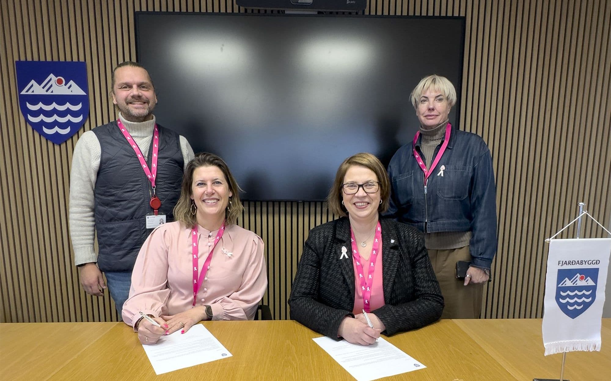 Mynd frá undirritun samningsins