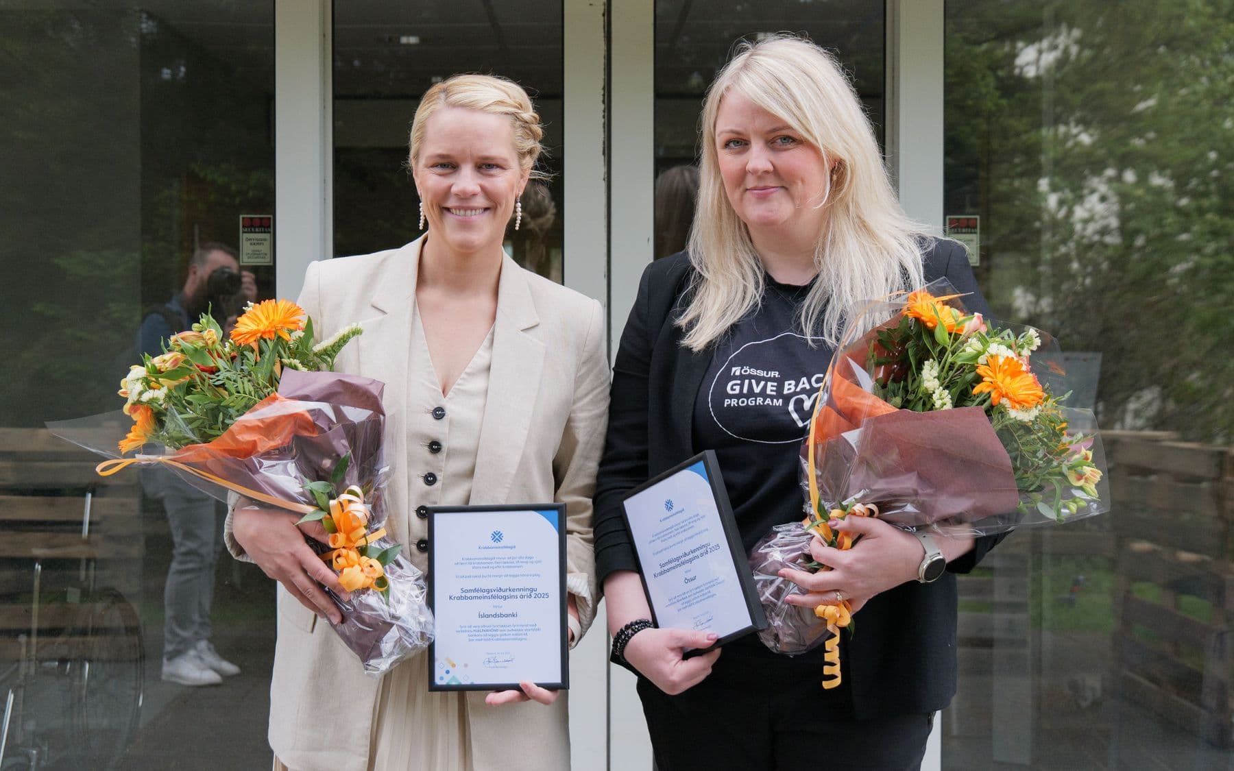 Það voru þær Edda Hermannsdóttir, markaðs- og samskiptastjóri Íslandsbanka og Margrét Lára Friðriksdóttir, framkvæmdastjóri mannauðs, stefnu- og sjálfbærnimálefna hjá Össuri fyrir hönd Össurar veitti viðurkenningunni viðtöku. 