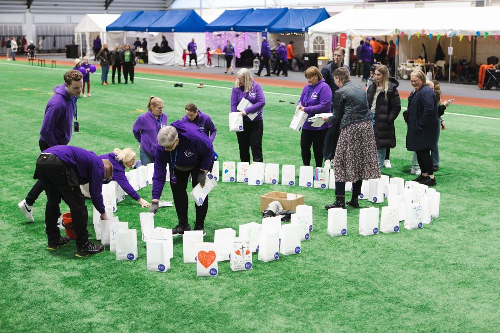 Styrkleikarnir á Selfossi_2023_ljósapokar settir upp