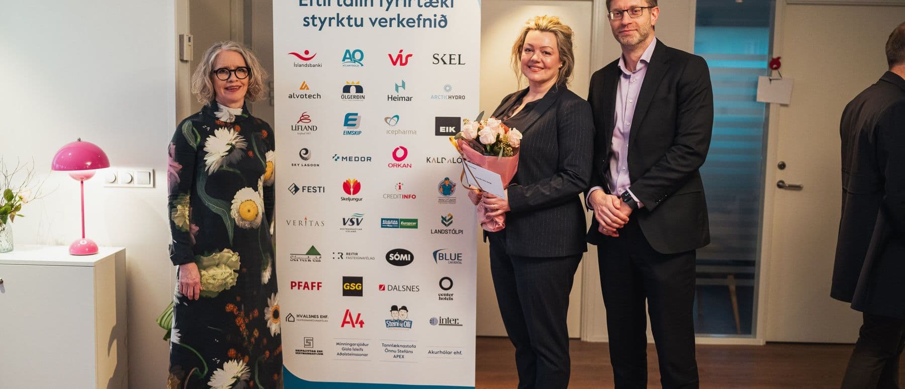 1. Halla Þorvaldsdóttir, framkvæmdastjóri Krabbameinsfélagsins, Svanheiður Lóa Rafnsdóttir, yfirlæknir á Brjóstamiðstöð Landspítala og Jón Guðni Ómarsson, bankastjóri Íslandsbanka.