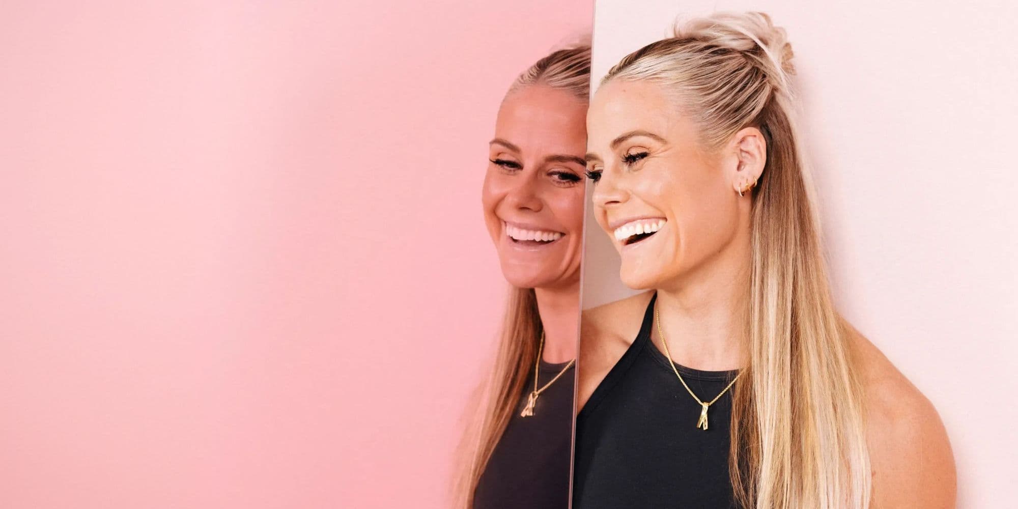 Ragnheiður Sara Sigmundsdóttir speglamynd með Bleiku slaufuna