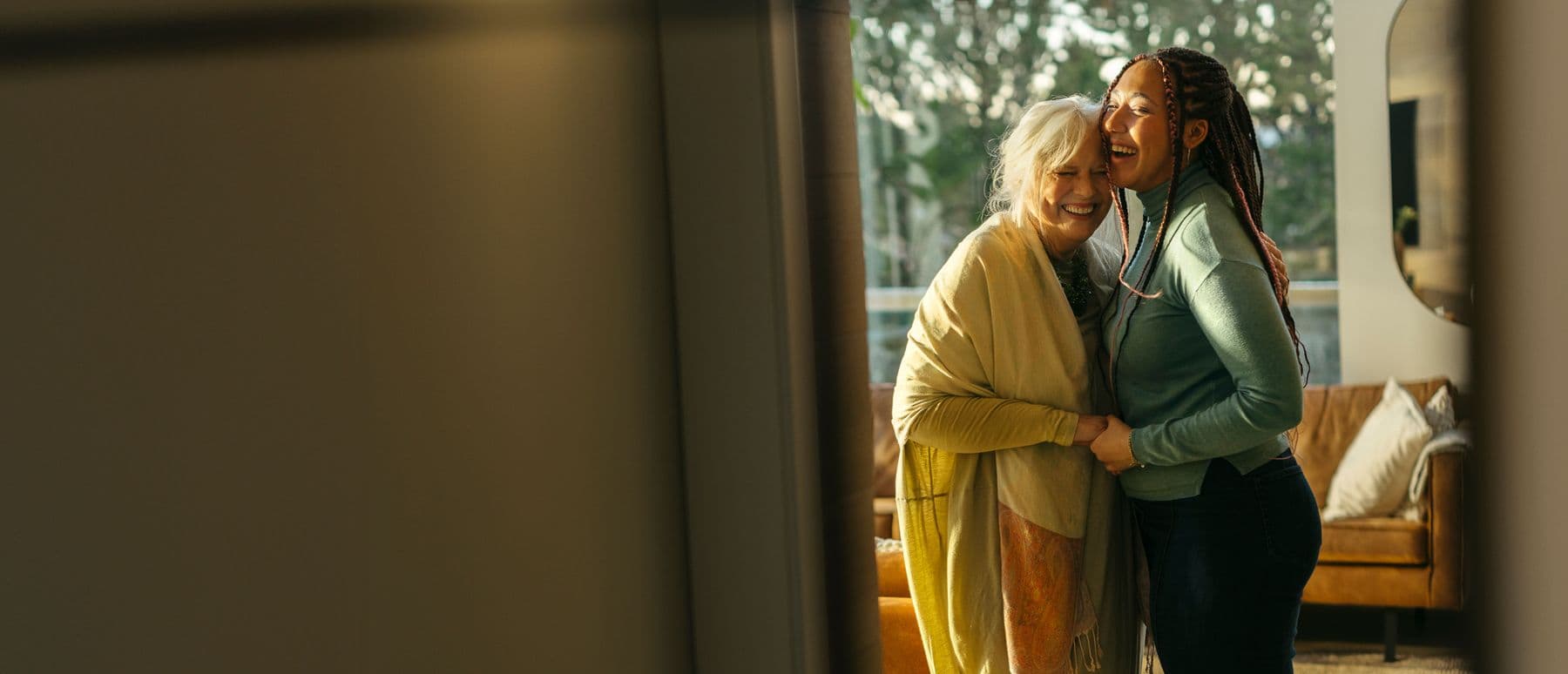 Stuðningur - Tvær konur í faðmlögum