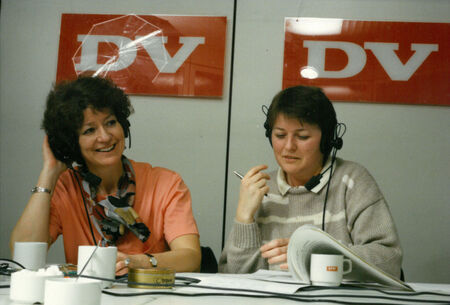 1987-Gudrun-Agnarsdottir-og-Danfridur-Skarphedinsdottir-svara-kosningasima-hja-DV